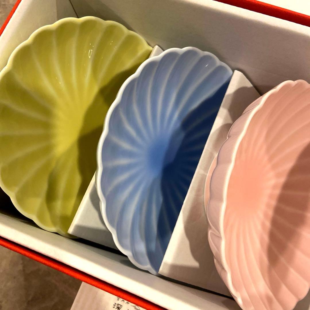 (新品未使用)深川製磁 3色 菊割 小鉢 輪花 ピンク イエロー ブルー
