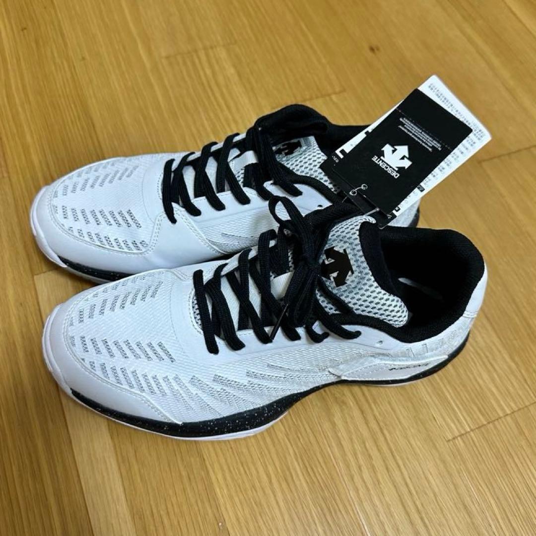 未使用タグ付き　DESCENTE バレーボールシューズ ホワイト　　25㎝