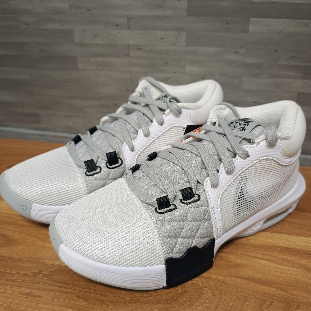 未使用品 NIKEナイキ レブロンWITNESS 25.5cm バッシュ