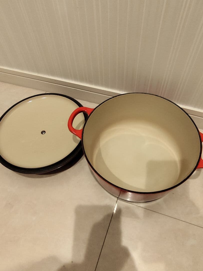 ル・クルーゼ ココットロンド 22cm チェリーレッド 両手鍋 訳あり
