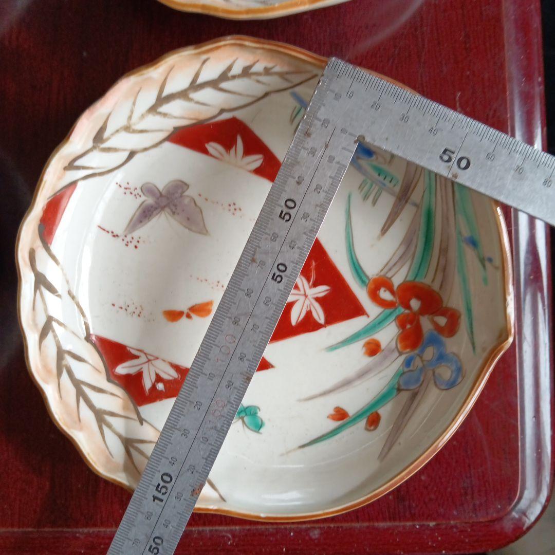 古伊万里 九谷 色絵、花と昆虫のデザイン皿4枚