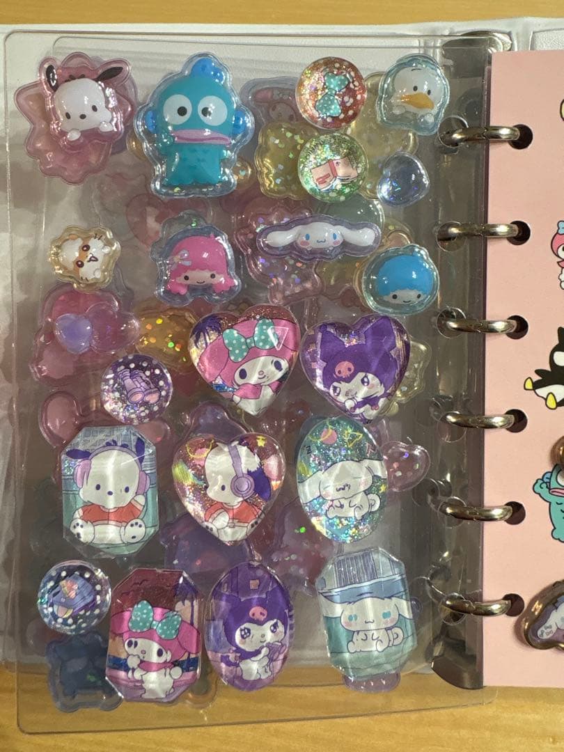 シール帳完成品　キャラクター多数　※サンリオ第一弾ボンボンドロップシールあり