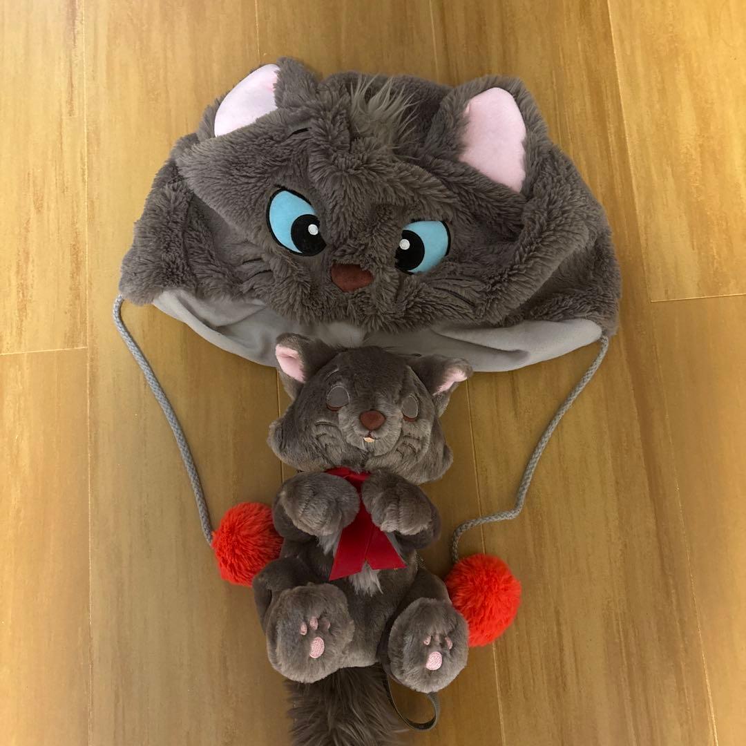 猫デザインのフリース帽子とぬいぐるみ