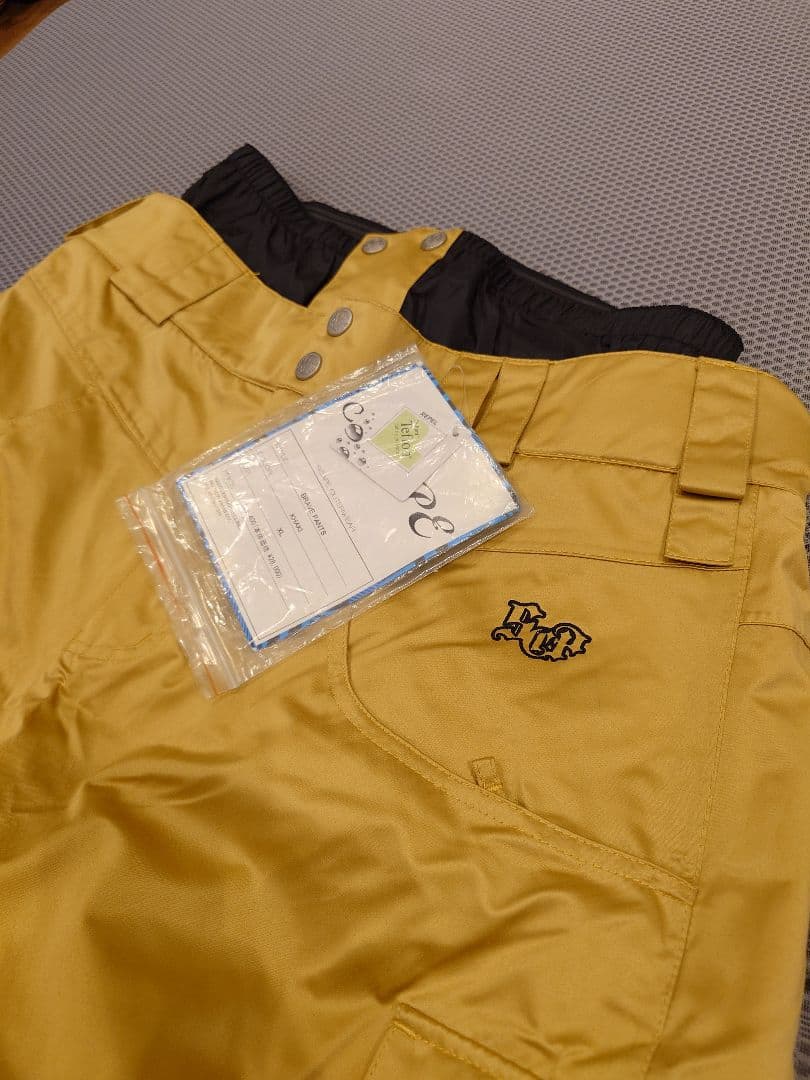 新品SCAPE エスケープ スノーボードウェアパンツ ゴールド？