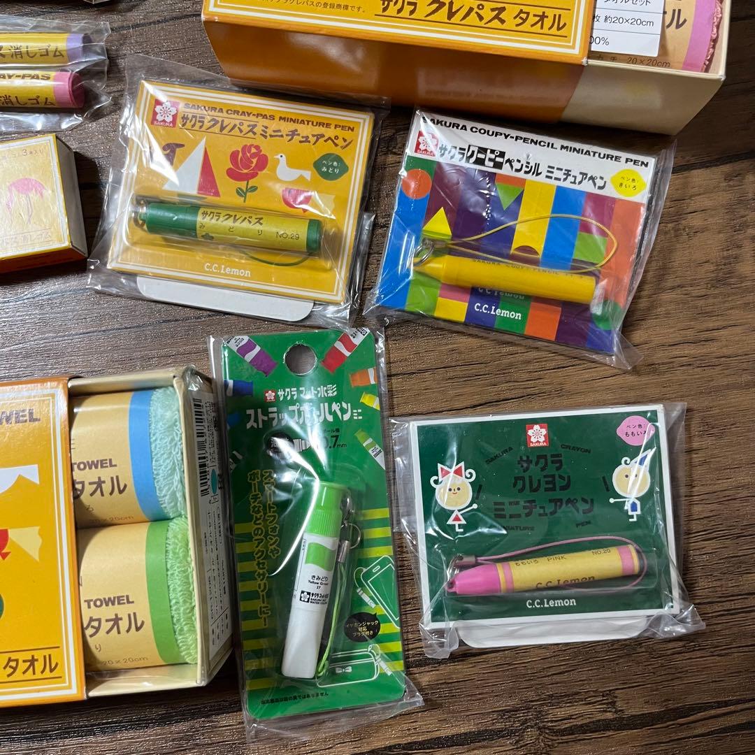 サクラクレパスグッズ　タオル、消しゴム、巾着、ミニチュアストラップ詰め合わせ