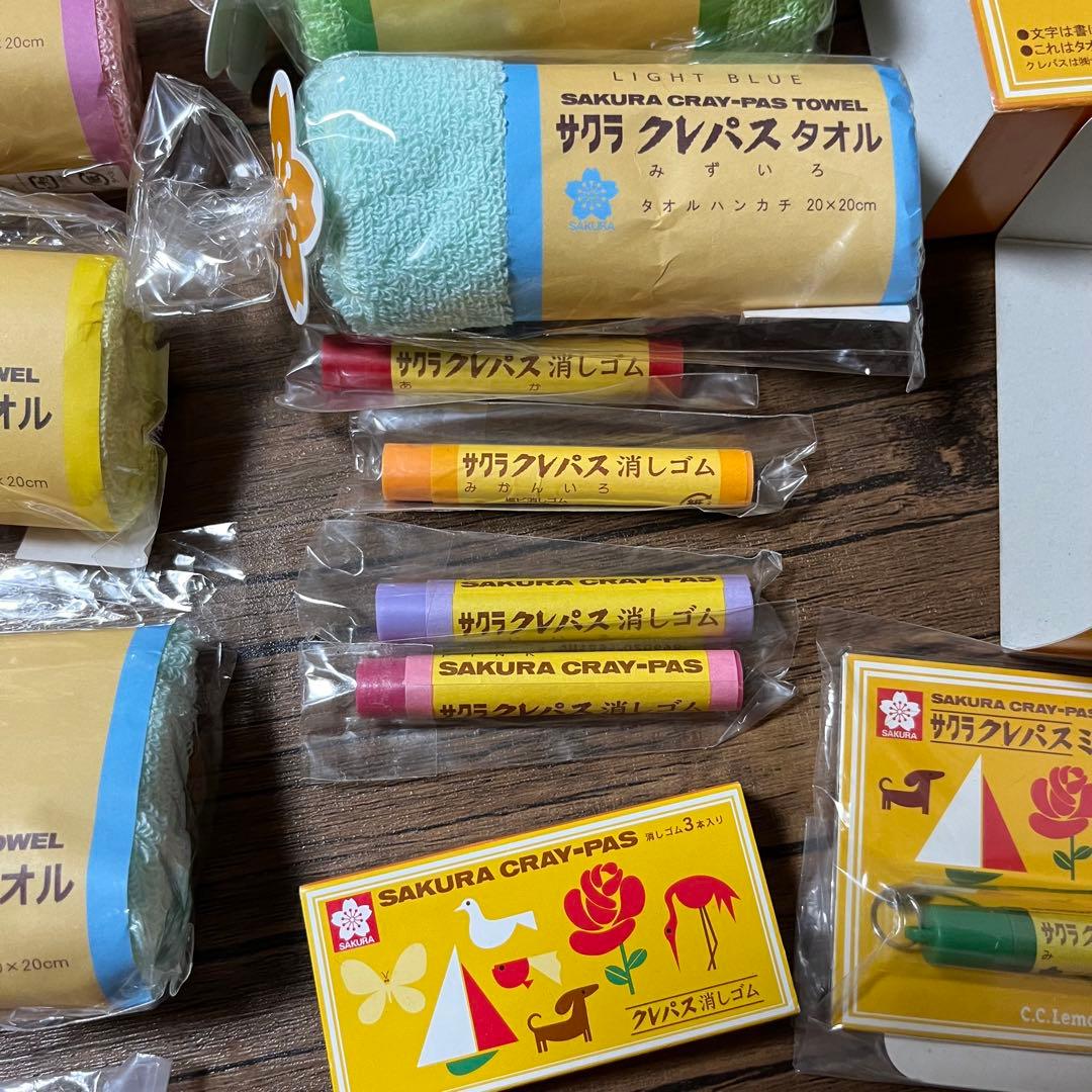 サクラクレパスグッズ　タオル、消しゴム、巾着、ミニチュアストラップ詰め合わせ