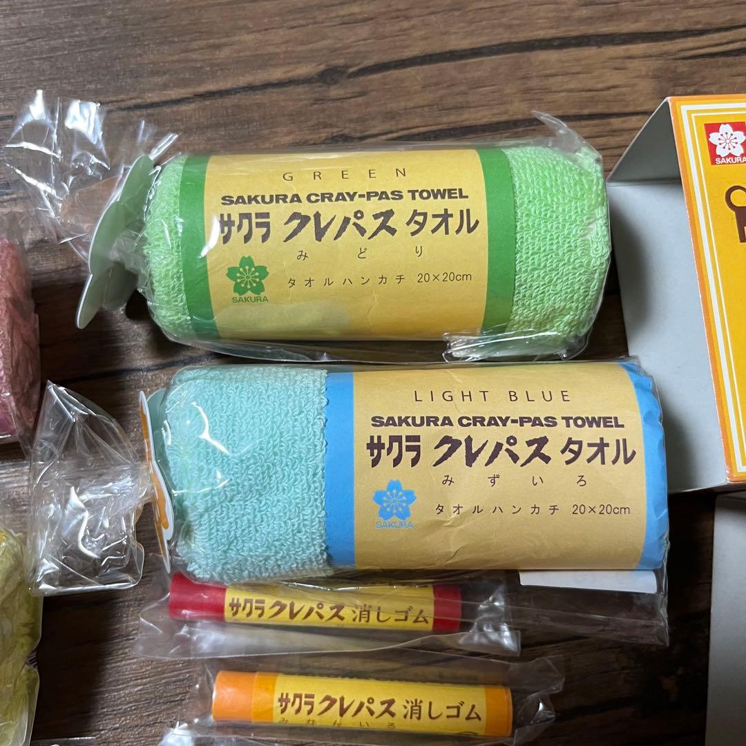 サクラクレパスグッズ　タオル、消しゴム、巾着、ミニチュアストラップ詰め合わせ