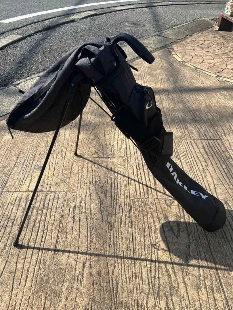 オークリー美品　キャディバッグ・セルフスタンド・他小物類のセット