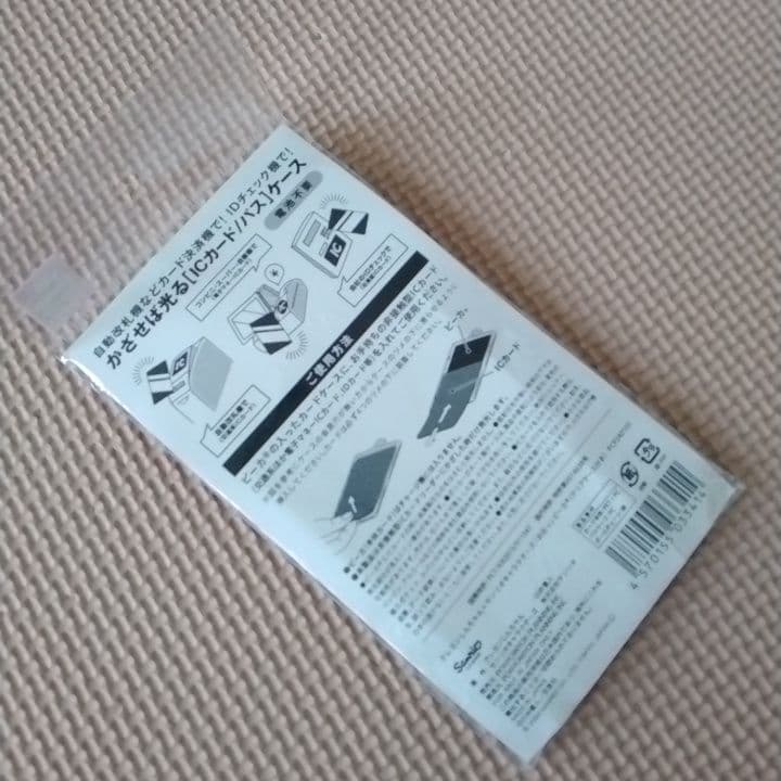 PIICA　ピーカ　クレヨンしんちゃん　サンリオ　コラボ　ICカードケース