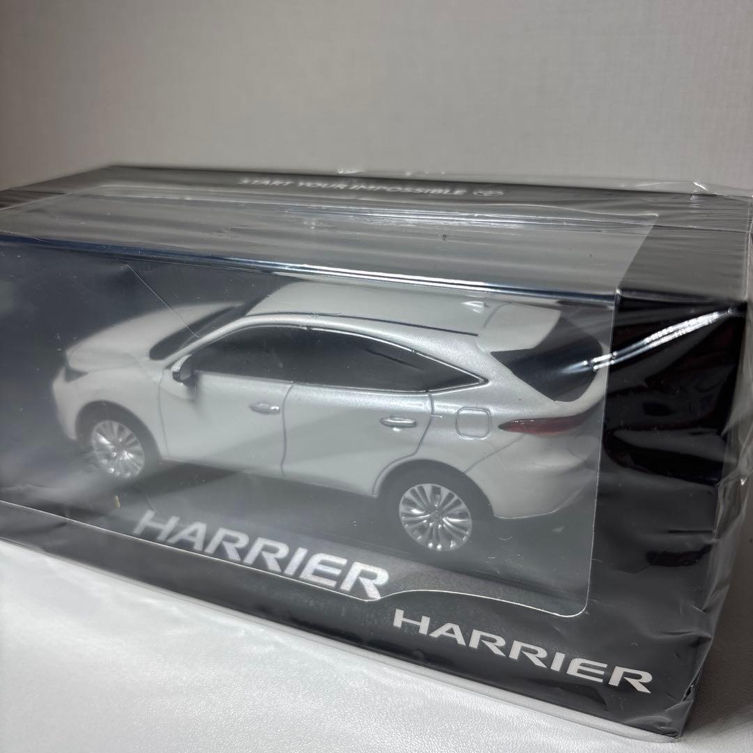 トヨタ　ハリアーミニカー　ホワイトパール　新品未開封透明ケース入り