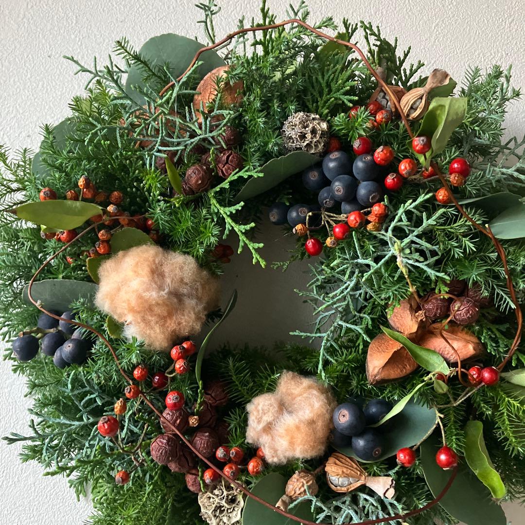 コットンと賑やかな森のクリスマスリース　シャリンバイ　野バラの実