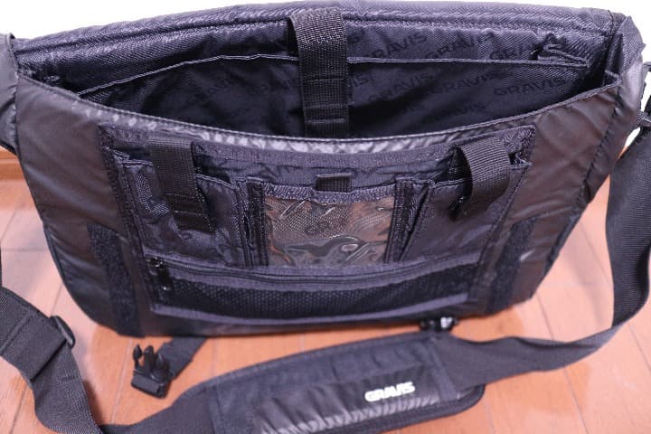 GRAVISメッセンジャーバック MEDIUM BLACK SHINE