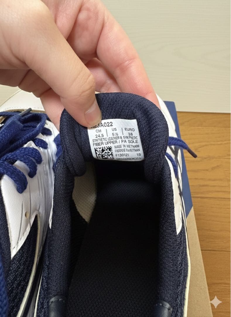 asics スパイク ホワイト/ネイビー モデル1