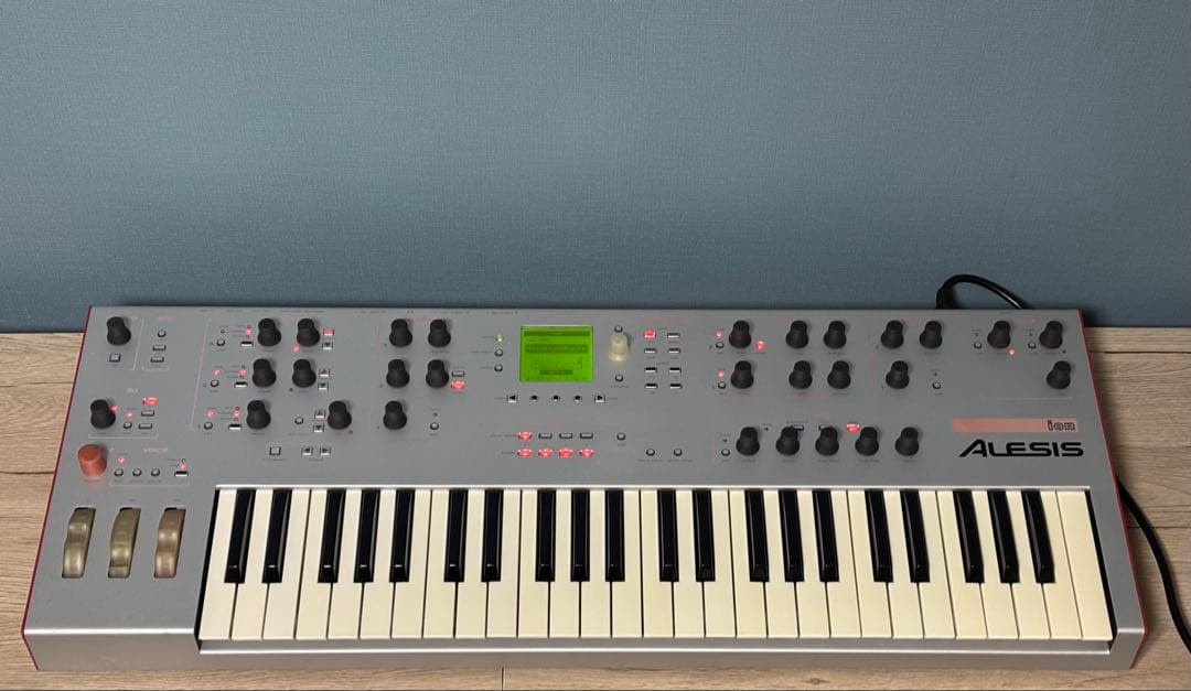 Alesis ion シンセサイザー 49鍵盤　ハードケース付き 動作確認済み。