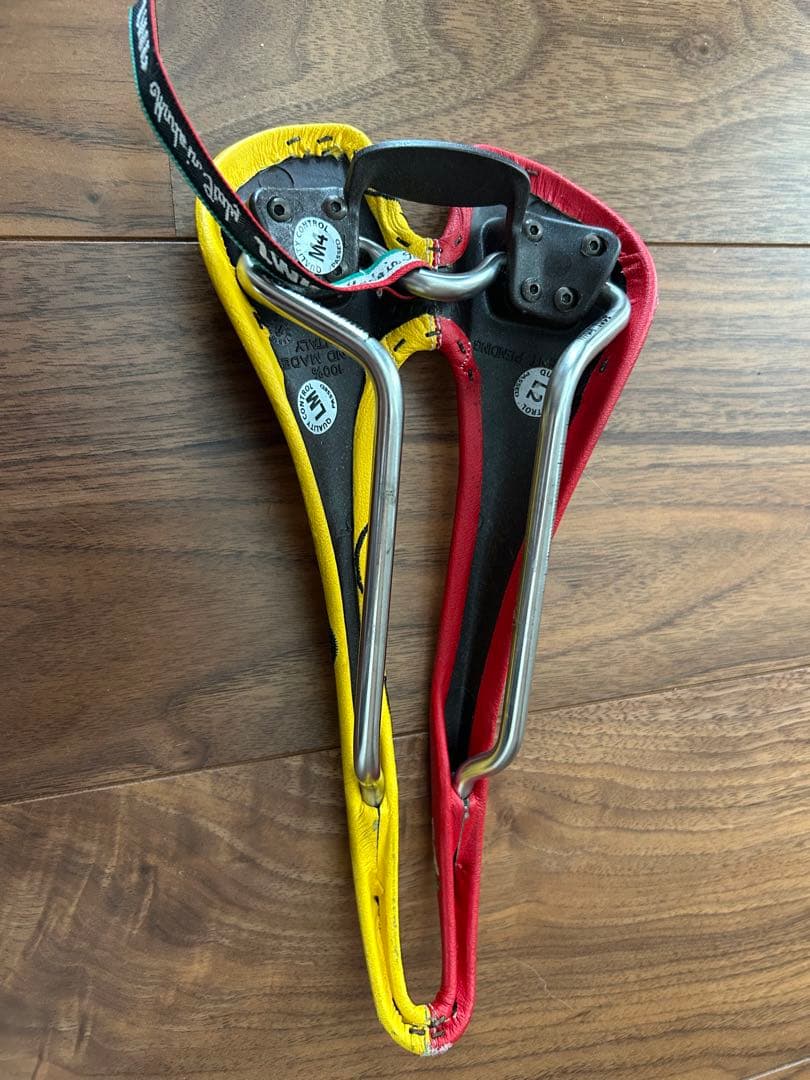 Selle SMP forma サドル 赤と黄色 4TEST