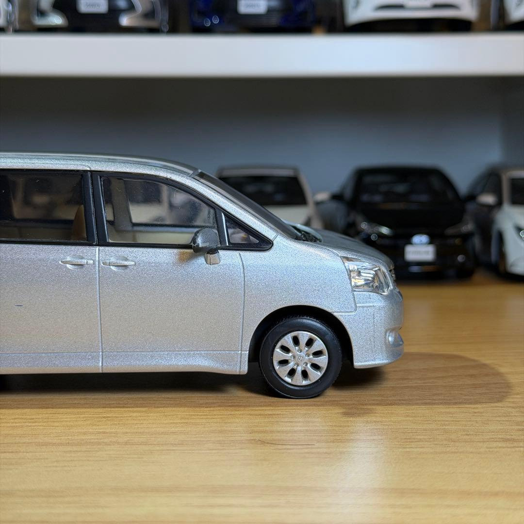 【非売品】トヨタ ノア カラーサンプルミニカー 1/30