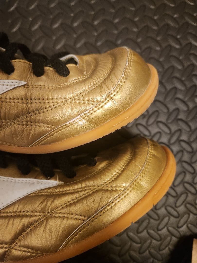ミズノ　モレリア　インドア　ゴールド　27センチ
