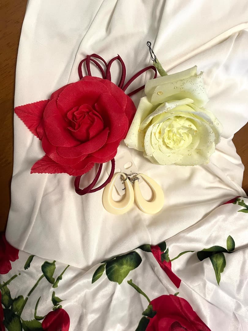 フラメンコ、社交ダンスドレス 白と赤の花柄 白のジャケットとアンダースカート付き