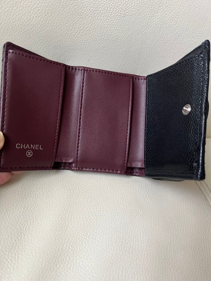 CHANELノベルティキャビアスキンコンパクト三つ折り財布シルバー金具