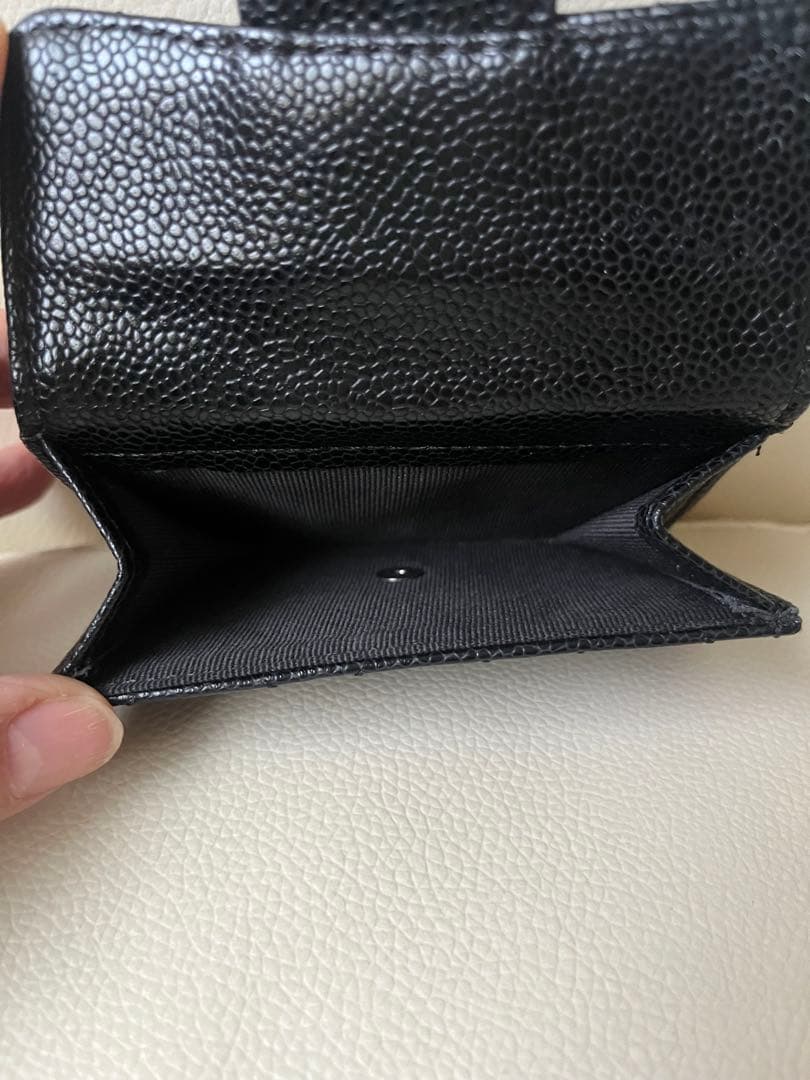 CHANELノベルティキャビアスキンコンパクト三つ折り財布シルバー金具