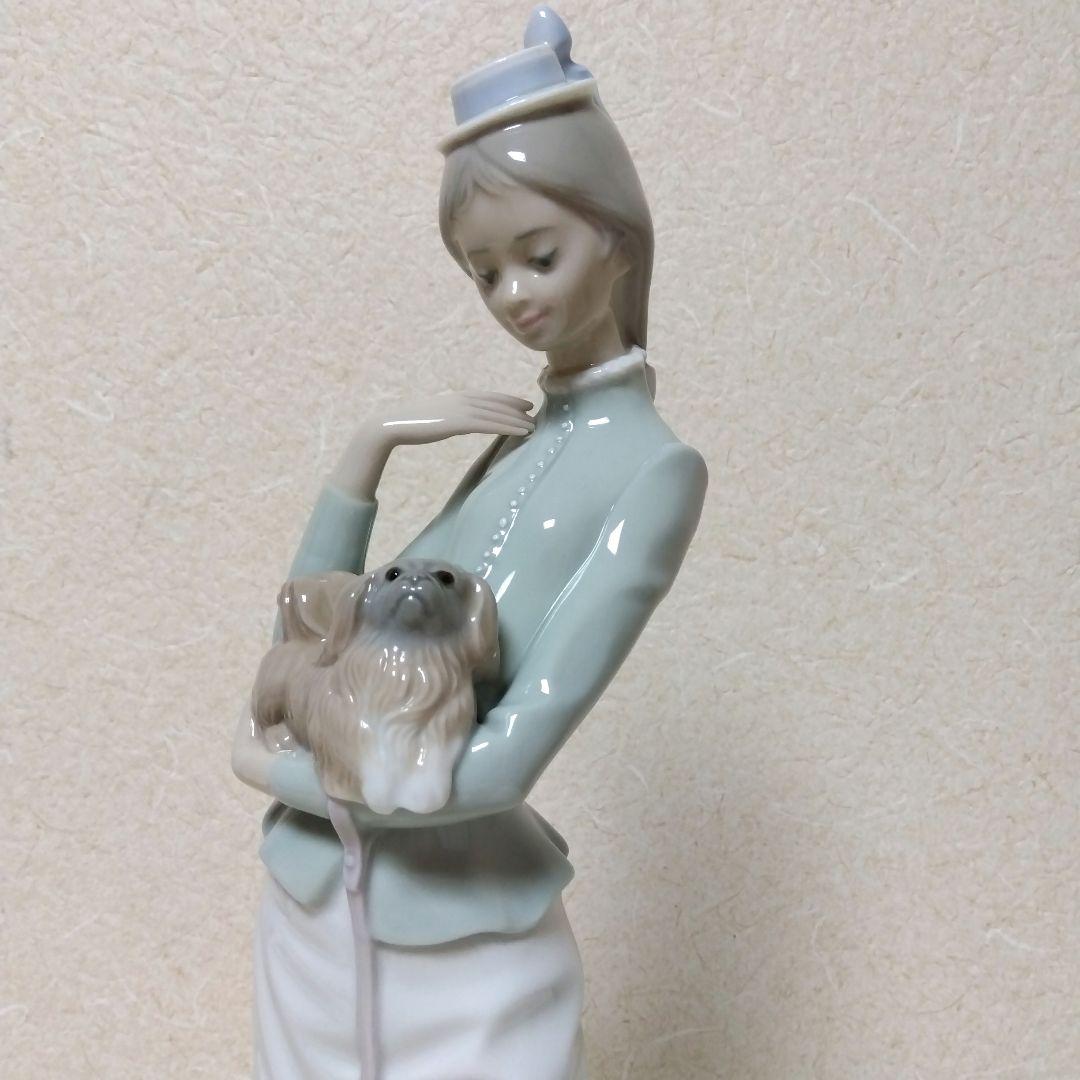 リヤドロ　フィギュリン　仔犬を抱く貴婦人