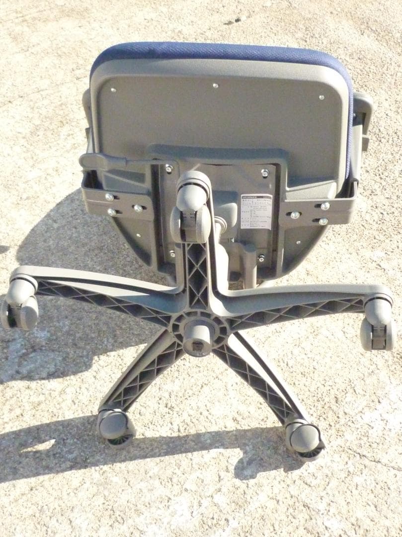 中古 オカムラ ビラージュ オフィスチェア 肘当て付き ネイビー 事務椅子