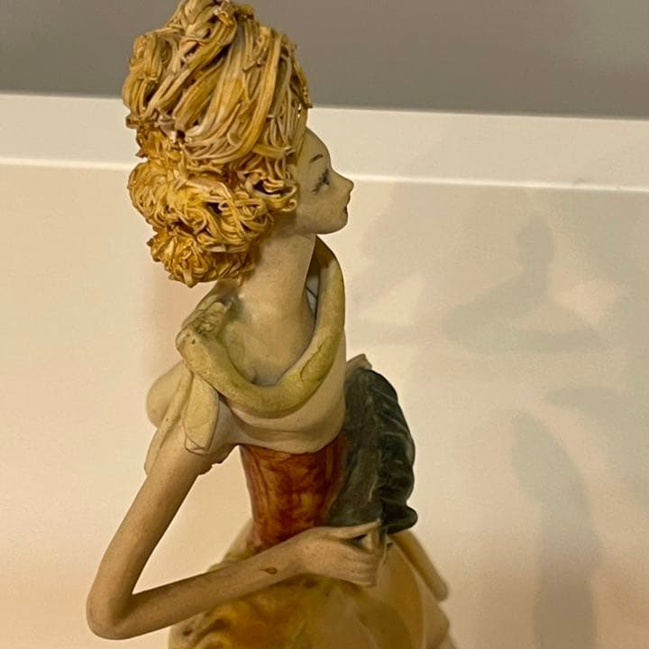 バンドネオンを弾いて歌う女　人形　作家　裾ドレーブ