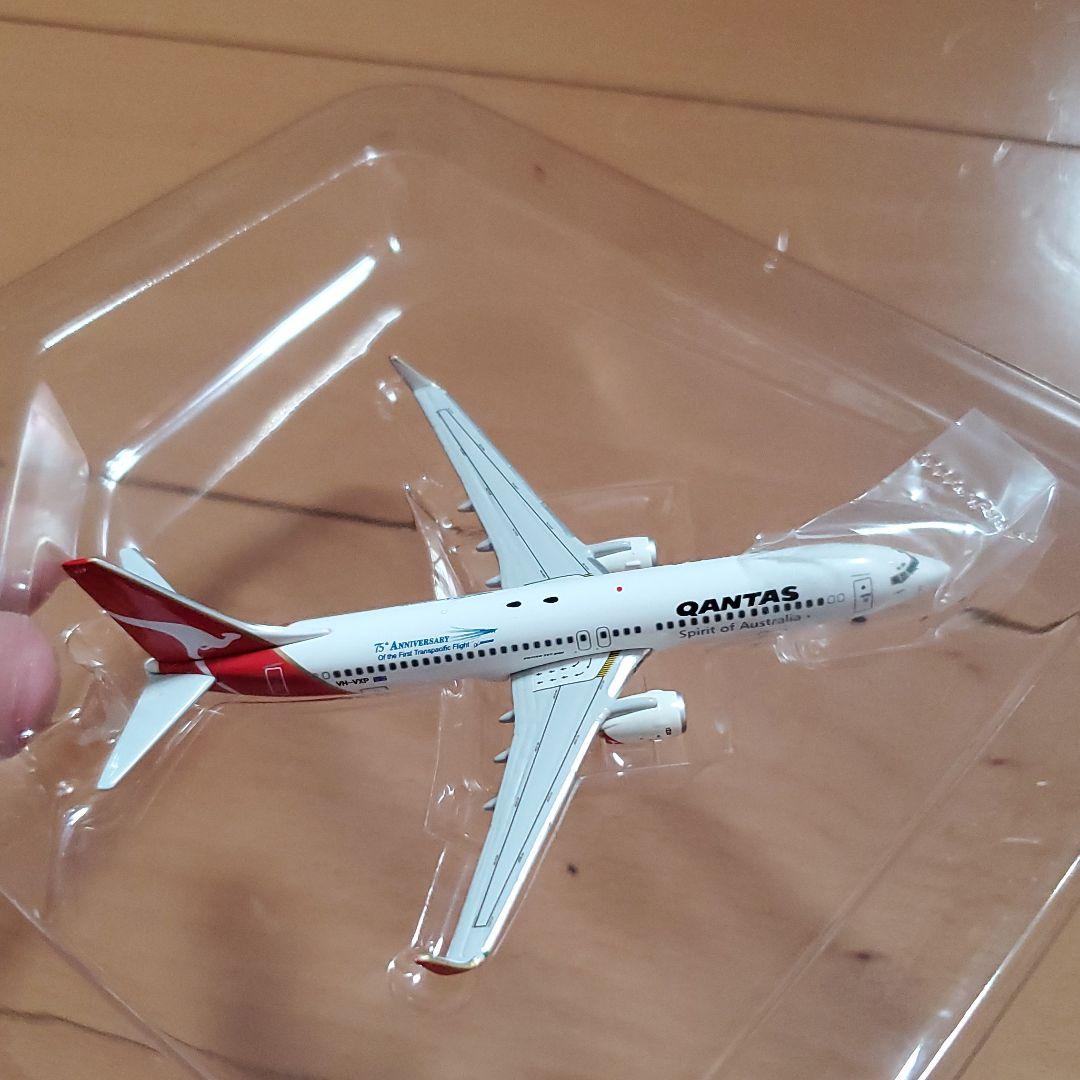 航空機・ヘリコプター QUNTAS BOEING737-800