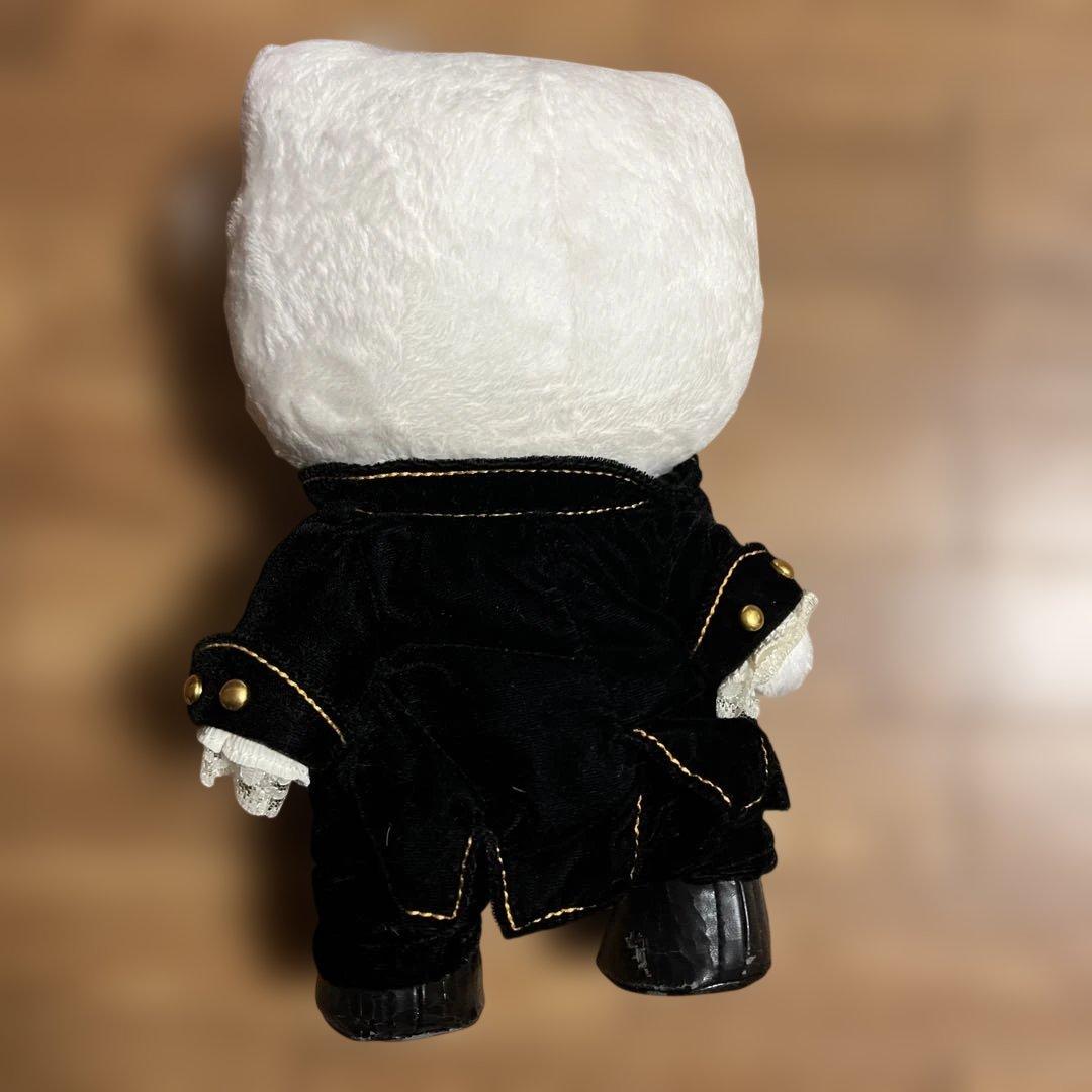 ハローキティ 黒のスーツ ぬいぐるみ