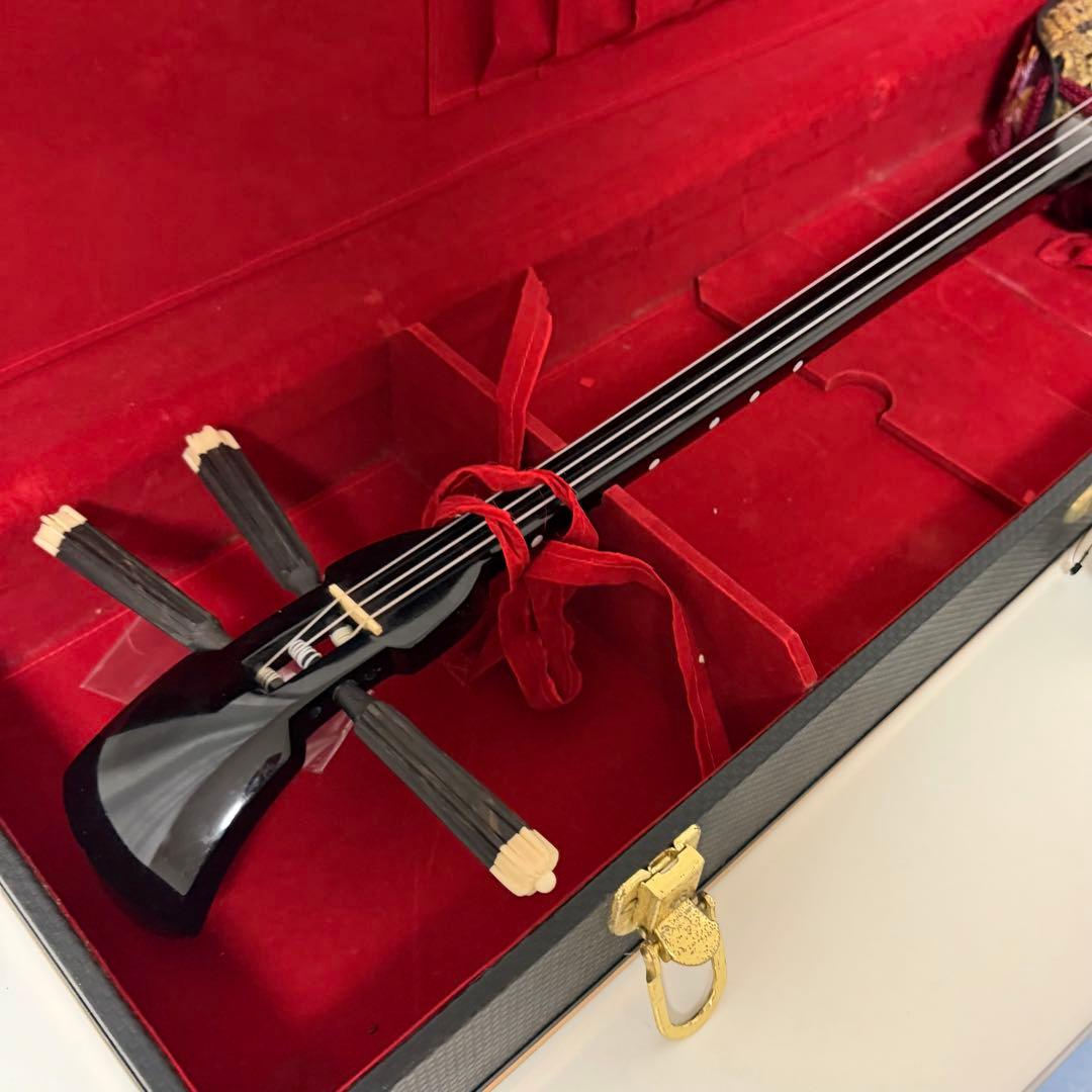 美品　沖縄 三線 本蛇革 強化張り 黒塗り棹 ハードケース 爪 本蛇皮