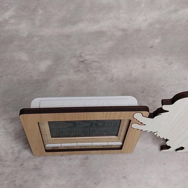 【電波時計】ワンちゃんが寄り添う電波デジタル時計 ― チワワ　レッド