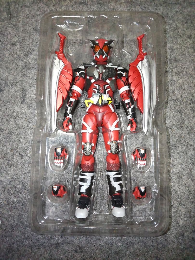 S.H.Figuarts 仮面ライダー雷 仮面ライダー亡 2体フィギュアーツ