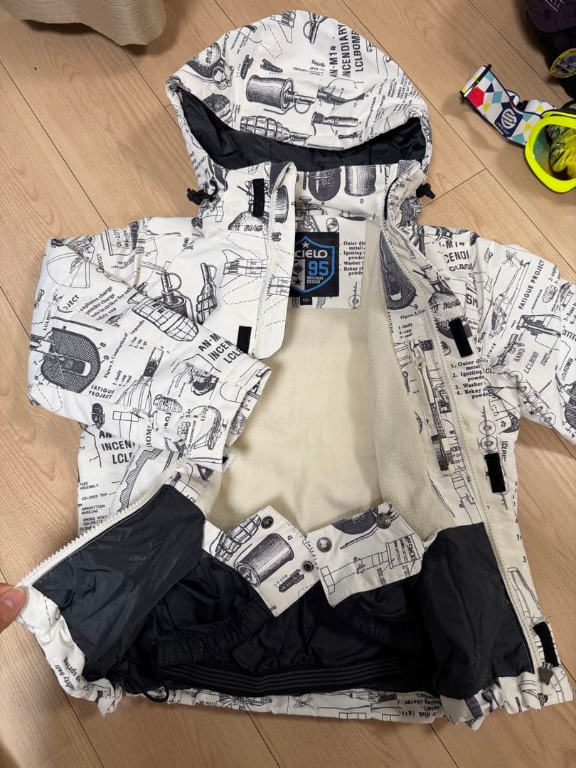 未使用salomonヘルメット　スノーボード　スキー　ウェアセット子ども用
