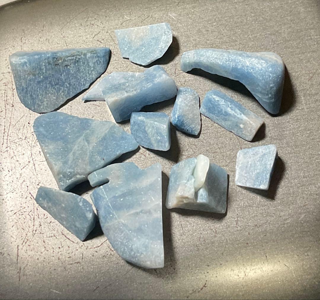 鮮やかな青色　入りコン沢翡翠端材セット　合計18g 糸魚川　　ヒスイ　ひすい