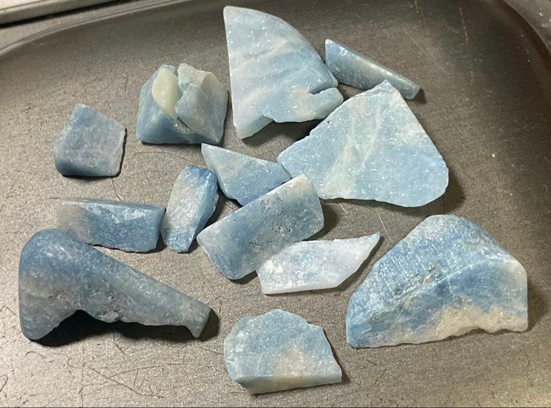 鮮やかな青色　入りコン沢翡翠端材セット　合計18g 糸魚川　　ヒスイ　ひすい