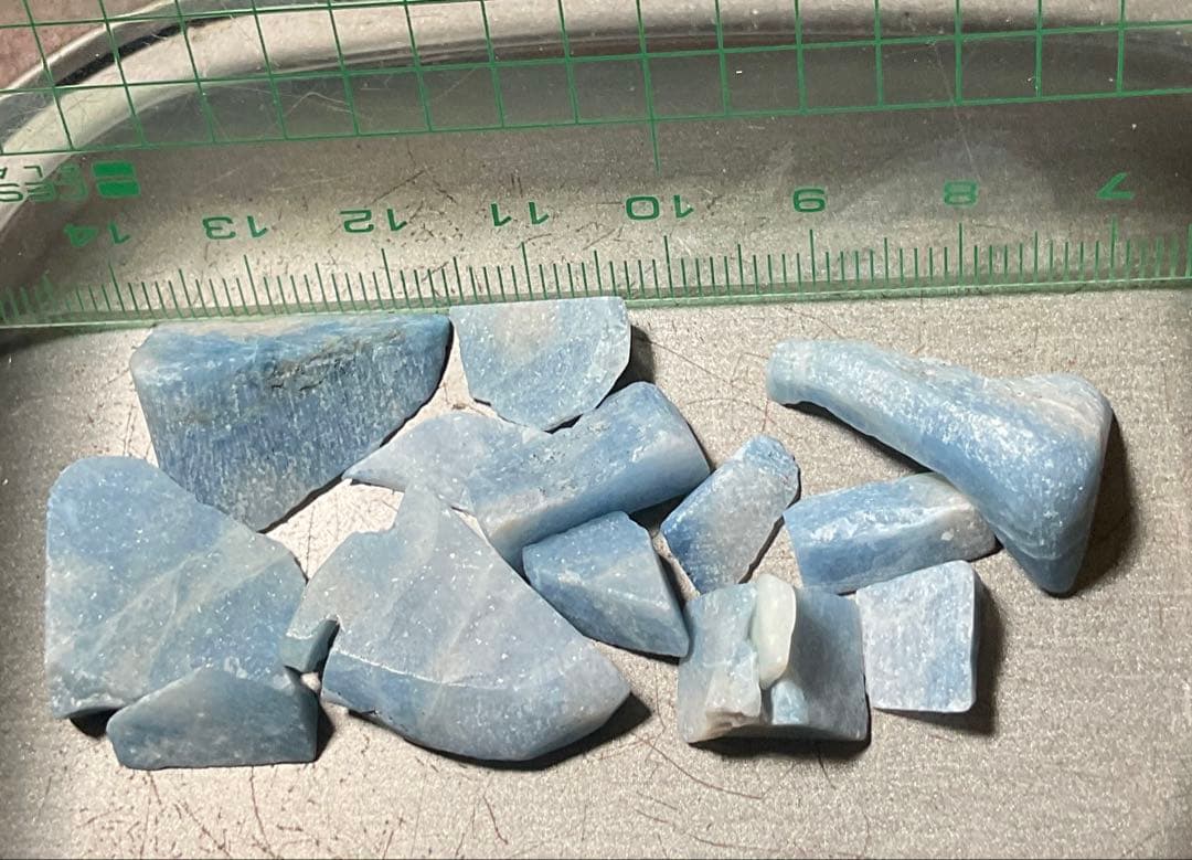 鮮やかな青色　入りコン沢翡翠端材セット　合計18g 糸魚川　　ヒスイ　ひすい