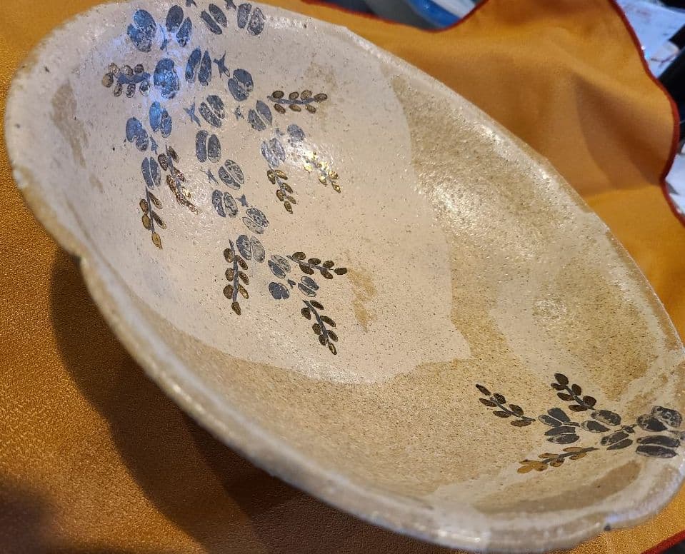 花びらのような6つの淵カットの美しい深大鉢、薄茶色にゴールド色の植物絵