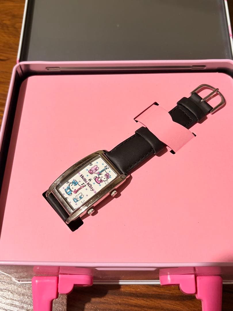 Hello Kitty 時計と缶ケースセット