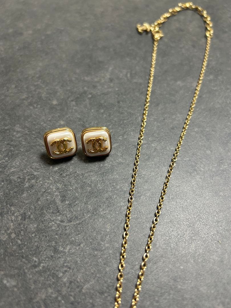 CHANEL フラワーモチーフ キラキラネックレス ロゴピアス セット売り