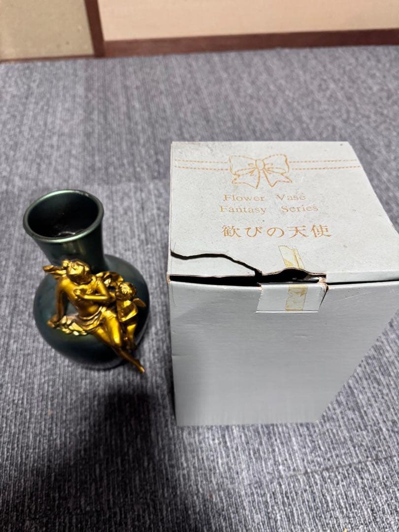 グリーンのバルーン型花瓶 金色の装飾付き