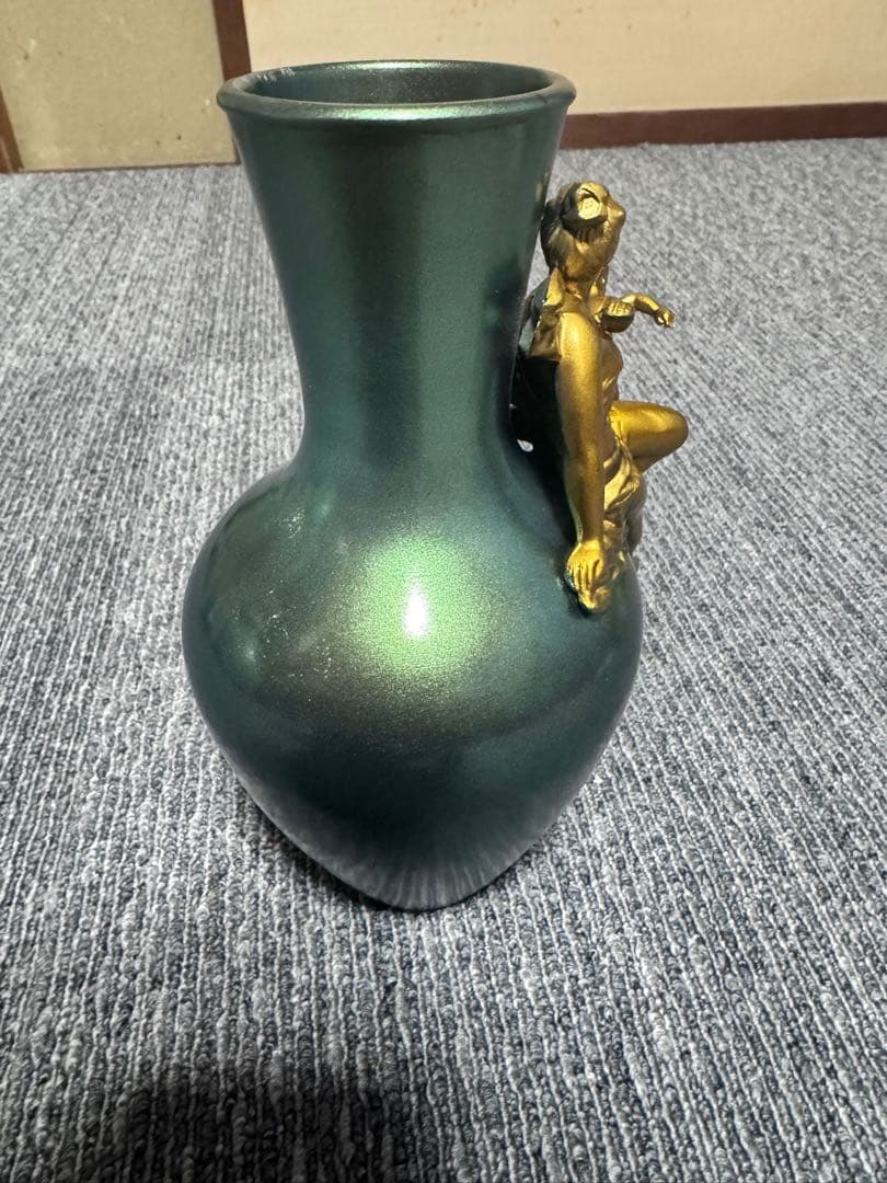 グリーンのバルーン型花瓶 金色の装飾付き