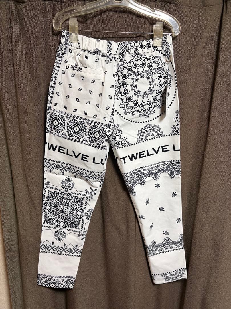新品未使用品　V12バンダナ柄 スリムパンツ