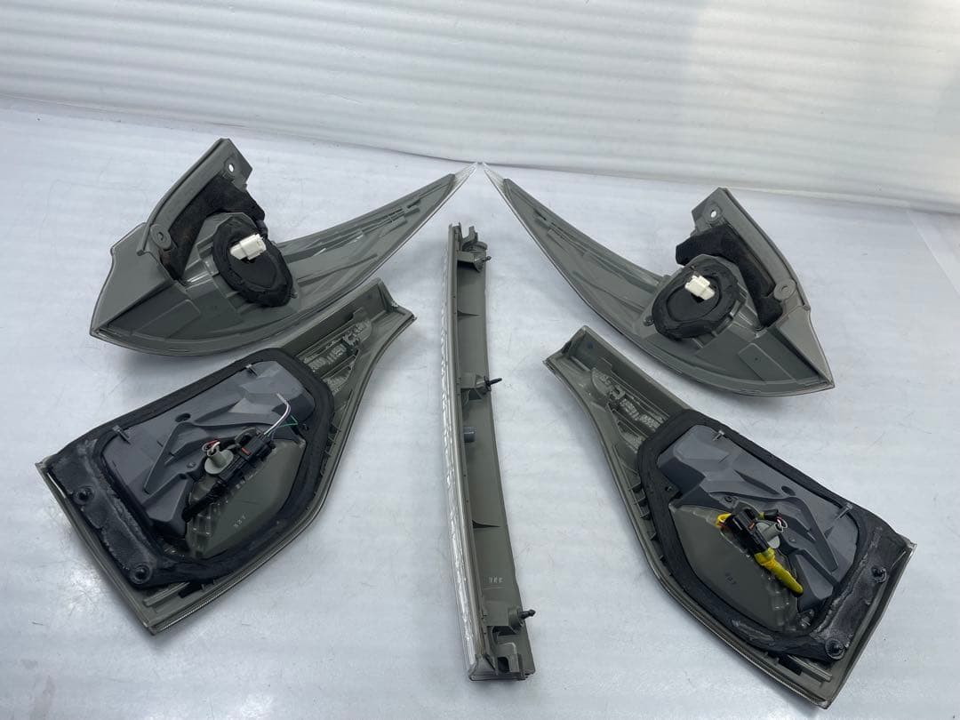 AHR20エスティマ ハイブリッドLEDテールランプ フィニッシャー28-207