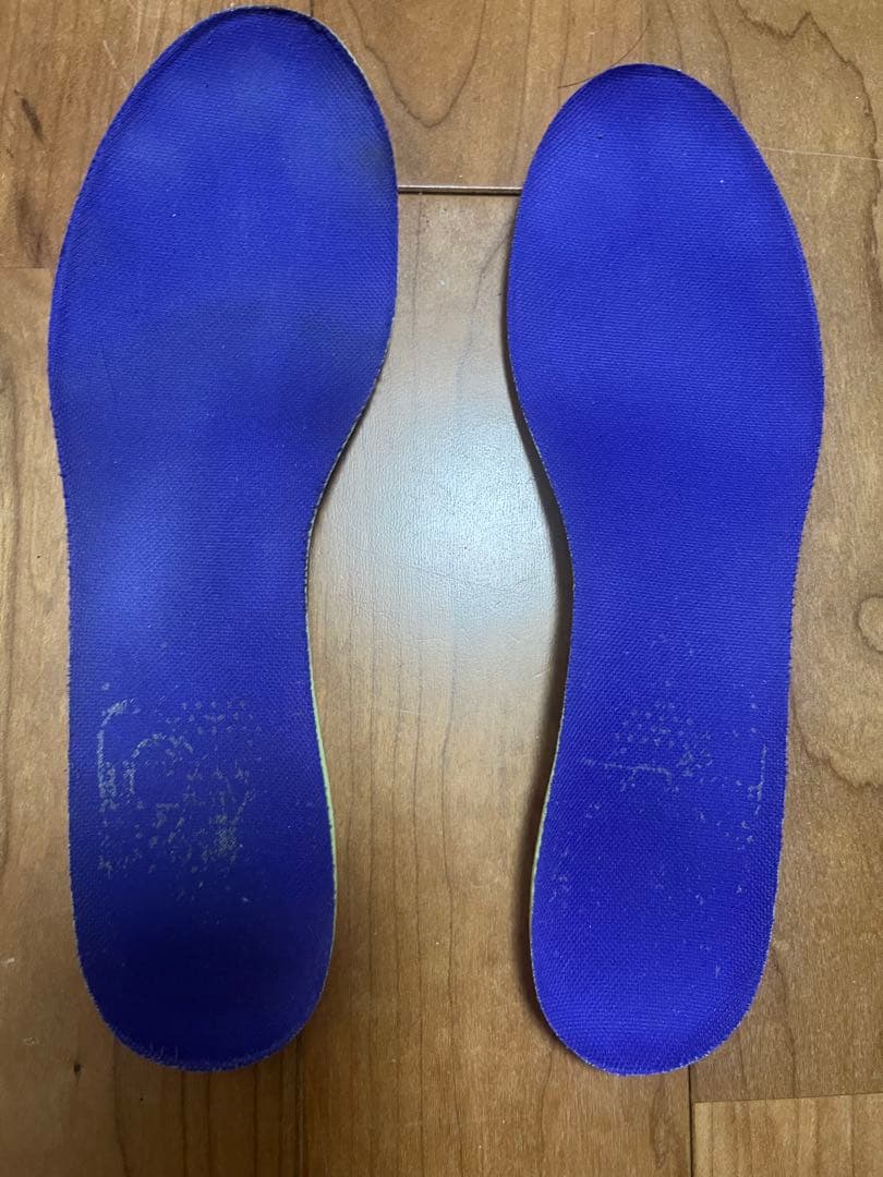 赤いハイカットサッカーシューズ