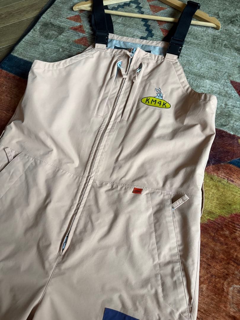km4kカモシカPARADICE JACKETとBIBセットアップ　スノボウェア