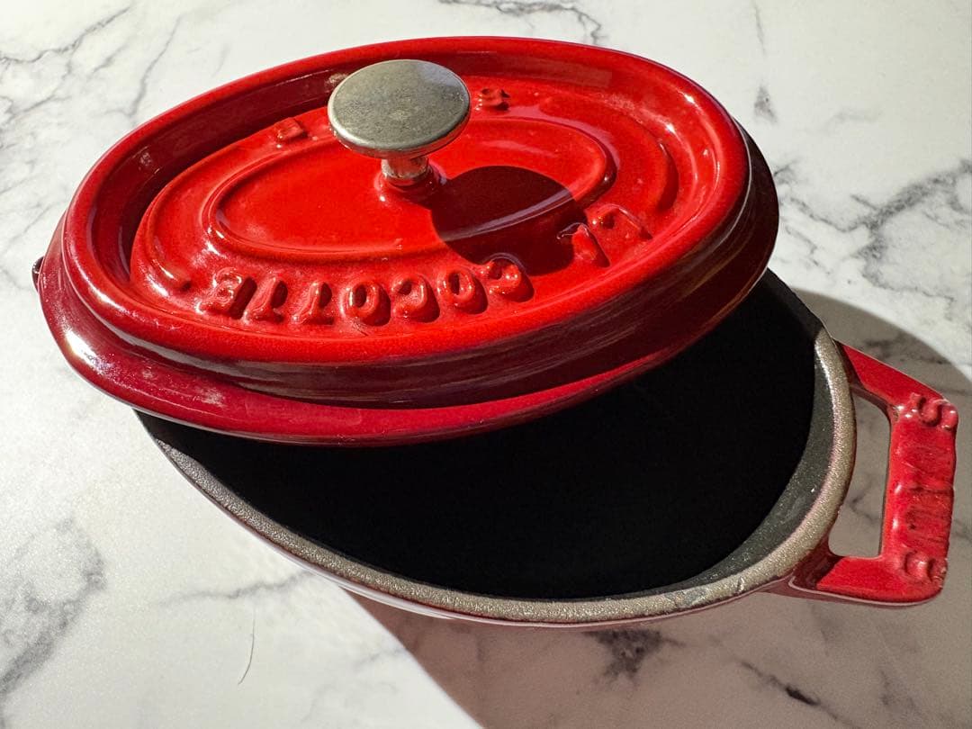 新品状態　Staub ストウブ　ミニココット　オーバル　11cm チェリー　赤