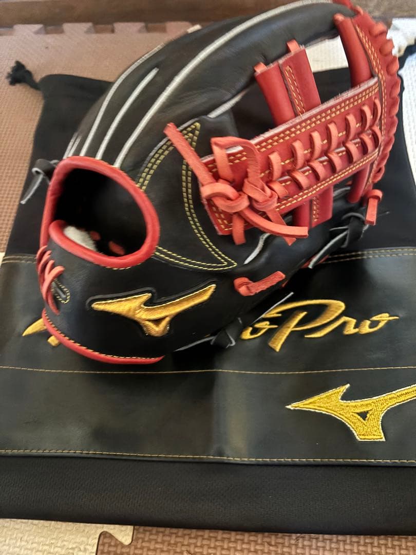 Mizuno Pro 軟式グローブ 黒/赤 収納袋付き　オリックス　紅林モデル