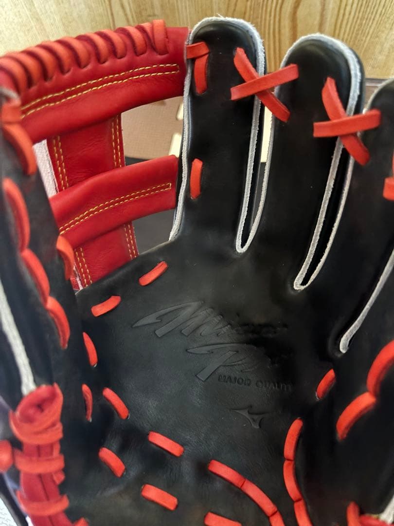 Mizuno Pro 軟式グローブ 黒/赤 収納袋付き　オリックス　紅林モデル