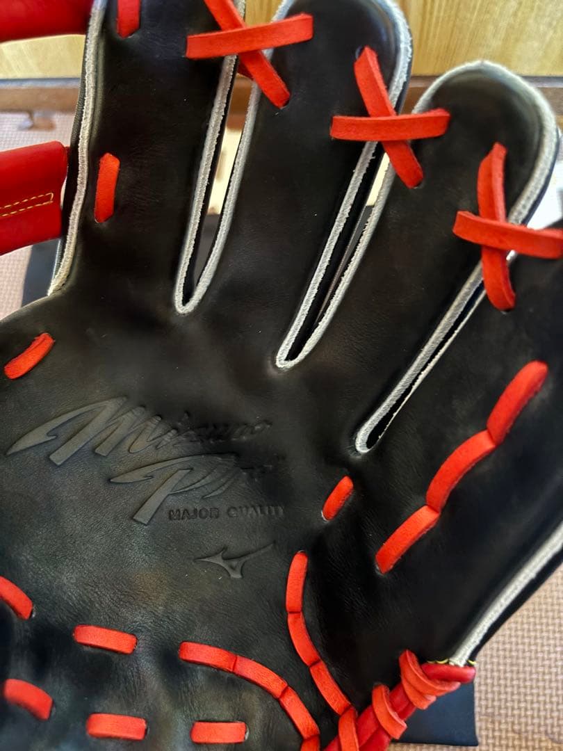 Mizuno Pro 軟式グローブ 黒/赤 収納袋付き　オリックス　紅林モデル