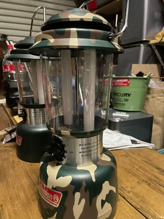 コールマンランタン２個セット（他色蛍光灯２本付き）